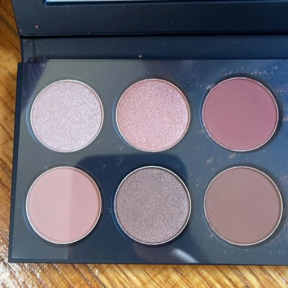 MAC Travel Exclusive Eyeshadow Palette in 18k Rose Gold